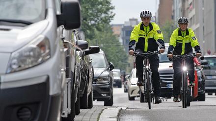 Beamte der Fahrradstaffel der Polizei fahren auf einer Straße am Gendarmenmarkt. Die Koalition will das Personal aufstocken.