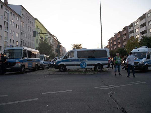 Einsatzfahrzeuge der Polizei auf der Goebenstraße.