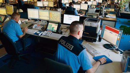 Von zwei Polizeiabschnitten telefonisch getrennt: Die Leitzentrale der Berliner Polizei im Präsidium. 