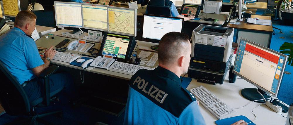 Von zwei Polizeiabschnitten telefonisch getrennt: Die Leitzentrale der Berliner Polizei im Präsidium. 