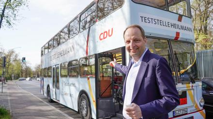 Thomas Heilmann (CDU), Bundestagsabgeordneter, steht vor dem Bus, in dem sich eine Corona-Teststelle befindet.