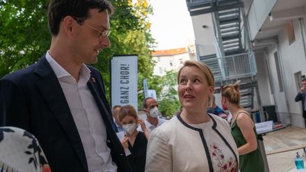 Martin Hikel (SPD, l), Bezirksbürgermeister von Berlin Neukölln, und Franziska Giffey, Spitzenkandidatin der Berliner SPD, sprechen bei der Eröffnung des Deutschen Chorzentrums in Berlin miteinander. 