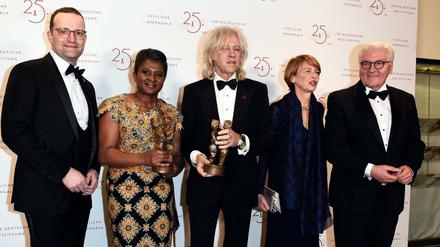 Politiker umrahmen Preisträger: Monica Geingos und Bob Geldof neben Jens Spahn und Elke Büdenbender und Frank-Walter Steinmeier. 