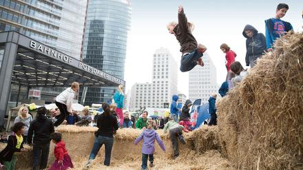 Weiche Landung. Die Strohhüpfburg ist beim Weltkindertagsfest besonders beliebt, hier ein Foto aus dem vergangenen Jahr. 