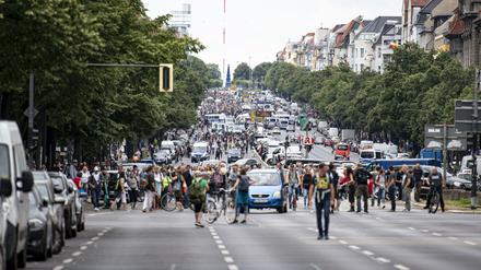 Ein Hin und Her und ein Durcheinander: Gruppen von Querdenkern, dazwischen immer wieder Polizei - die Bismarckstraße in Charlottenburg am Sonntag.