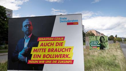 Auf einem Grossflächen-Plakat werben die Berliner FDP und die Berliner Grünen für die Abgeordnetenhauswahl.