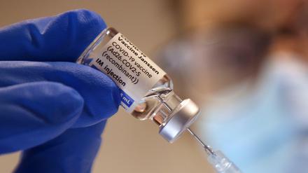 Eine Arzthelferin zieht in einer Praxis einer Hausärztin eine Spritze mit dem Corona-Impfstoff Janssen von Johnson &amp; Johnson gegen das Corona-Virus auf.