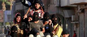 IS-Männer 2014 in Syrien. Im März jenes Jahres war ein 23 Jahre alter IS-Mann aus Berlin in der Türkei wegen Mordes verhaftet worden.