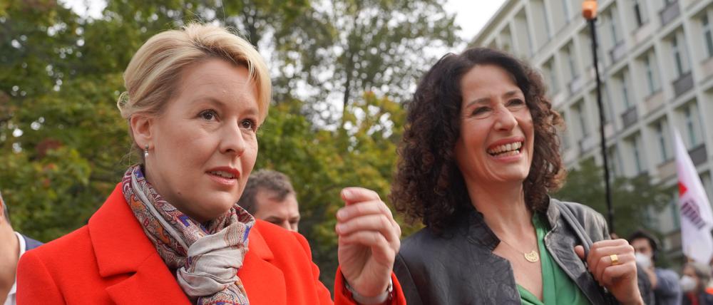 Franziska Giffey (l, SPD) und Bettina Jarasch (Bündnis 90/Die Grünen) treffen sich zu Sondierungsgesprächen im Kurt-Schumacher-Haus. Der Wahlgewinnerin Giffey stehen in Berlin mehrere Koalitionsoptionen offen. +++ dpa-Bildfunk +++