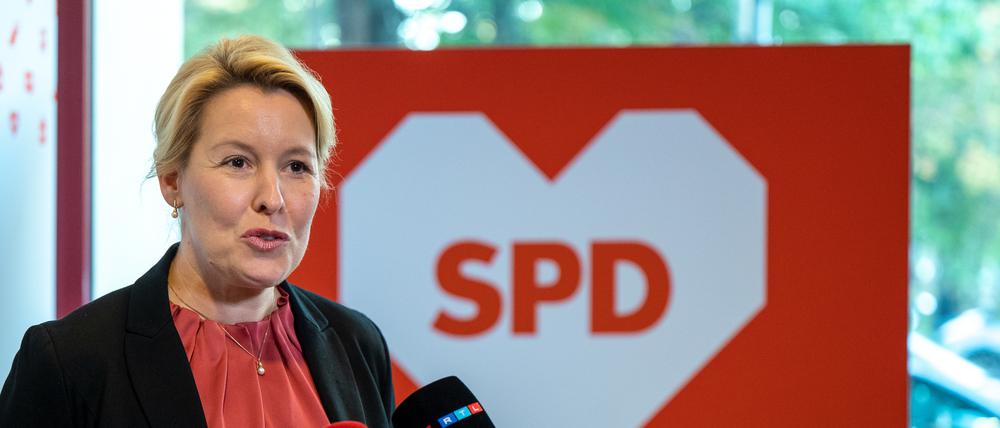 Franziska Giffey, Landesvorsitzende, spricht nach dem Treffen des SPD-Landesvorstands im Kurt-Schumacher-Haus mit Medienvertretern.