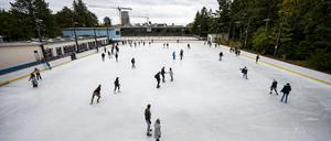Besucher laufen zur Eröffnung des Eisstadion Neukölln nach den coronabedingten Einschränkungen auf der Eisfläche. 