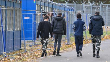 Asylbewerber gehen über das Gelände der Zentralen Erstaufnahmeeinrichtung für Asylbewerber (ZABH) des Landes Brandenburg. 