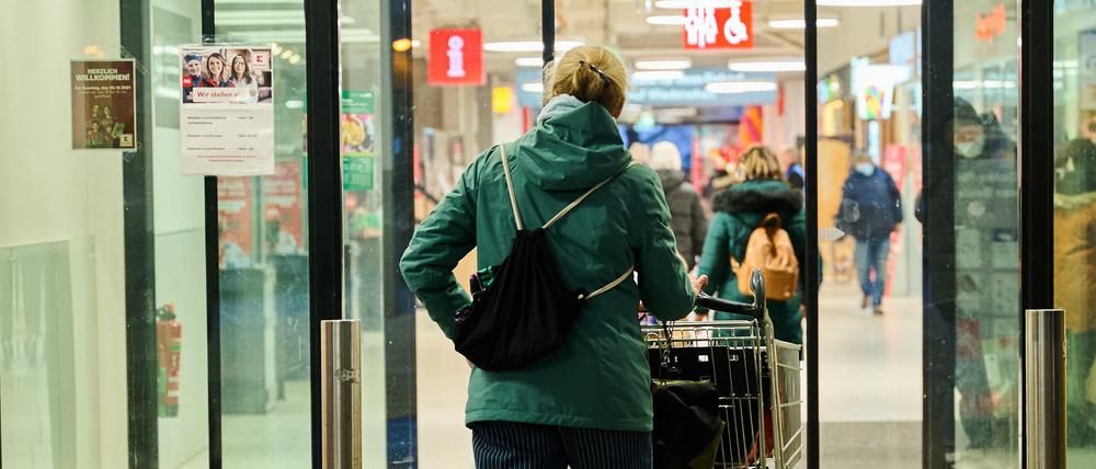 Eine Frau schiebt einen Einkaufswagen in einen Supermarkt. (Symbolbild)