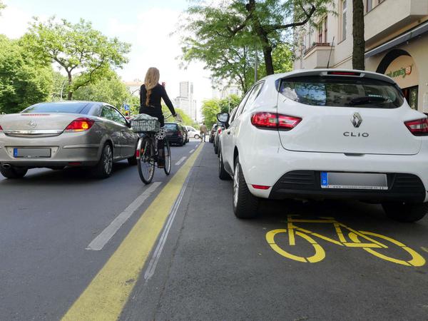 Neue "Rad"wege: Der Pop-up Radweg auf der Kantstraße wird zum Parken genutzt, Radfahrende müssen ausweichen.