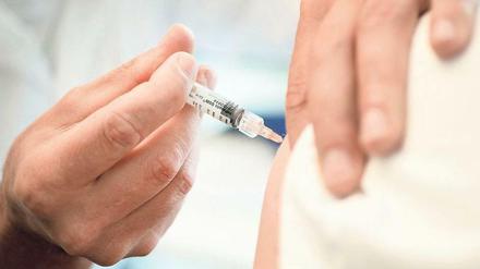 Ein Patient wird gegen Grippe geimpft - derlei Hilfen übernehmen bei Bedarf auch die Gesundheitsämter.