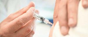 Ein Patient wird gegen Grippe geimpft - derlei Hilfen übernehmen bei Bedarf auch die Gesundheitsämter.