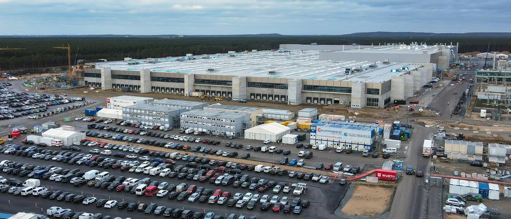 Die Baustelle der Tesla-Fabrik. Der Start der Produktion, für den das Unternehmen bisher Ende März anpeilt, rückt in greifbare Nähe. 