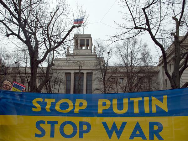 «Stop Putin, stop war» steht auf einem Transparent bei der Demonstration vor der russischen Botschaft. 
