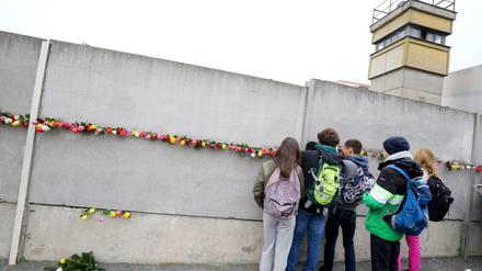 Auch Jugendliche aus Frankreich, Deutschland und Norwegen haben an den Gedenkveranstaltungen zum 28. Jahrestag des Mauerfalls an der Gedenkstätte Bernauer Straße teilgenommen.