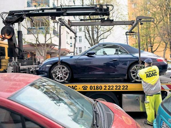 In Neukölln wird der Porsche, den ein Clan-Mann gefahren haben soll, abtransportiert.