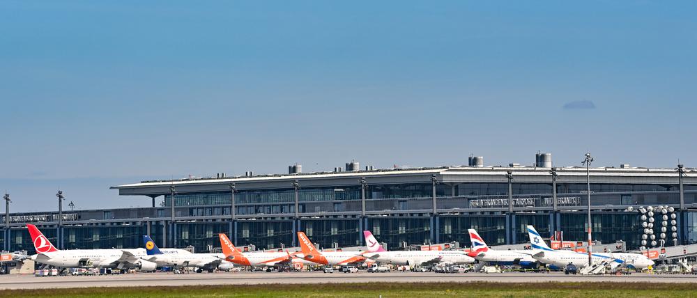 Viele Passagierflugzeuge stehen vor dem Hauptstadtflughafen BER. Am Mittag findet die Bilanz-Pressekonferenz der Flughafen Berlin Brandenburg GmbH mit dem Geschäftsbericht des Jahres 2021 statt. +++ dpa-Bildfunk +++
