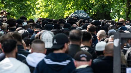 Großer Trauerzug. Die Beerdigung des Clan-Mitglieds Mohamed R. am Donnerstagvormittag auf dem Neuen Zwölf-Apostel-Kirchhof in Schöneberg.