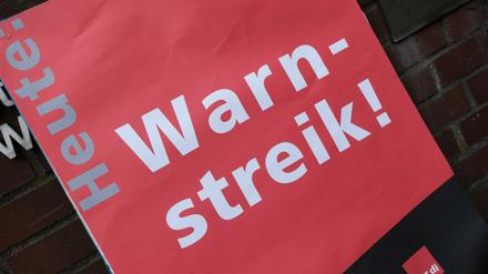 Die Gewerkschaft Verdi ruft und die GEW rufen nacheinander zum Warnstreik auf. (Symbolbild)