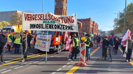 Der „Umverteilen“-Protestzug vor dem roten Rathaus in Berlin.