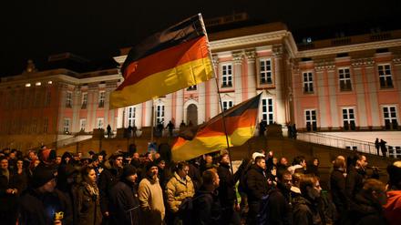 Bei der 3. Podiga-Demonstration  in Potsdam laufen Demonstranten am Landtag entlang.