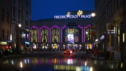 Der Friedrichstadtpalast in der Friedrichstraße ist am 22.08.2013 in Berlin Mitte am Abend stimmungsvoll beleuchtet. Die Beleuchtung spiegelt sich in einem Autodach.