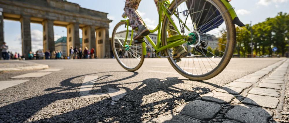 Pflastersteine markieren die Stelle, wo zu DDR-Zeiten die Berliner Mauer stand.