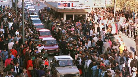 Eine Fahrzeugkolonne schiebt sich am 10.November 1989 in Richtung West-Berlin vorbei am Checkpoint Charlie. 