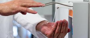 Desinfizieren ist Pflicht - die Hände am besten 90 Sekunden lang mit dem Mittel einreiben.