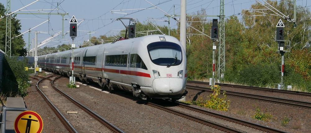 Ein ICE nach Leipzig fährt durch den Bahnhof Teltow
