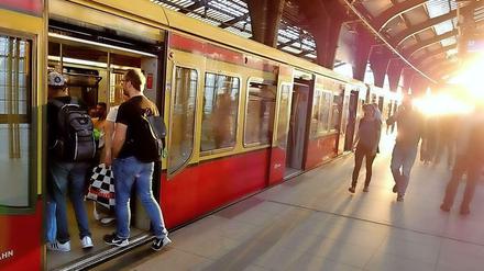 Hört die Signale: Dass Fahrgäste kurz vor Abfahrt noch Zugtüren blockieren, ist für S-Bahn-Fahrer nerviger Alltag - und gefährlich.