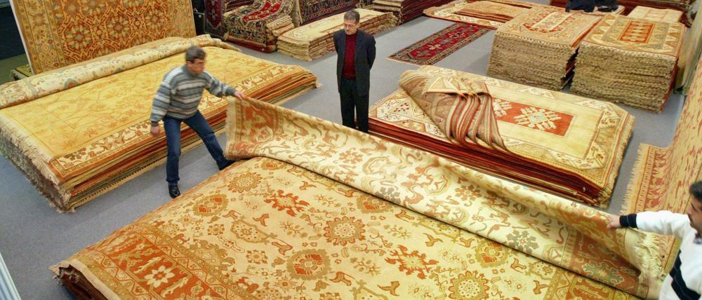 Die Täter geben vor, wegen der schlechten wirtschaftlichen Lage in der Türkei ihre Teppiche in Deutschland zu verkaufen. (Symbolbild)