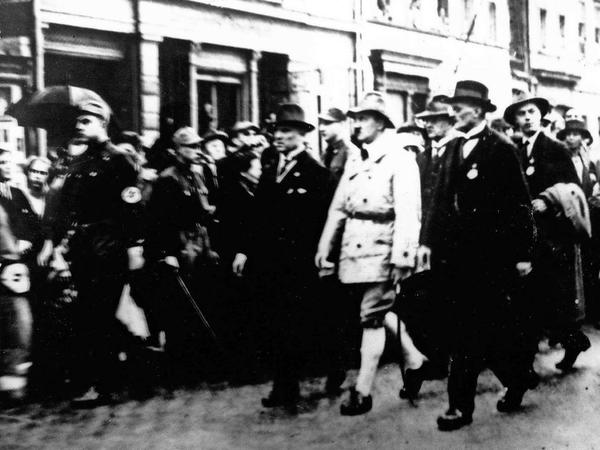 Rechte Gesellen. Adolf Hitler in heller Jack mit Rudolf Heß und Erich Ludendorff bei einem Nazi-Aufmarsch am 11. Mai 1926 in Berlin.