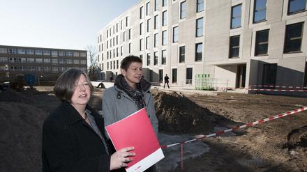 Katrin Lompscher (Die Linke), Senatorin für Stadtentwicklung und Wohnen, besucht entstehende modulare Unterkünfte für Flüchtlinge.