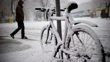 Schnee gab es in Berlin in diesem Winter noch nicht. Aber Frost hat die Fahrräder draußen bereits ergriffen.