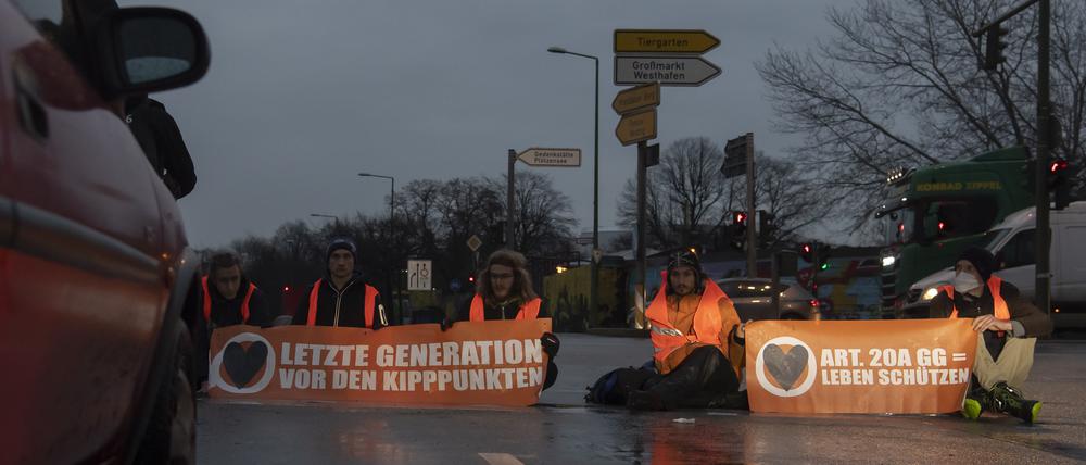 Aktivisten der Umweltschutz-Gruppe „Letzte Generation“ bei einer Blockade in Berlin.