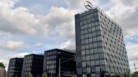 Mehr als Vertrieb. In der Friedrichshainer Mercedes-Benz-Niederlassung finden auch Ausstellungen statt.