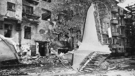 In den Boden gebohrt. Bei dem Absturz des Rosinenbombers am 25. Juli 1948 starben zwei US-Piloten.