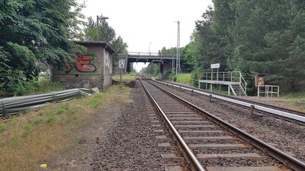 In "Hennigsdorf-Nord" konnte man zu DDR-Zeiten vom Außenring (hinten) nach Velten umsteigen. Der neue Bahnhof soll südlicher liegen. 