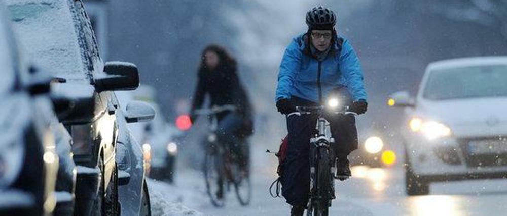 Bei Eis und Schnee wird es für Radfahrer ungemütlich. Wer dennoch nicht auf sein Fahrrad verzichten möchte sollte sich gut vorbereiten.