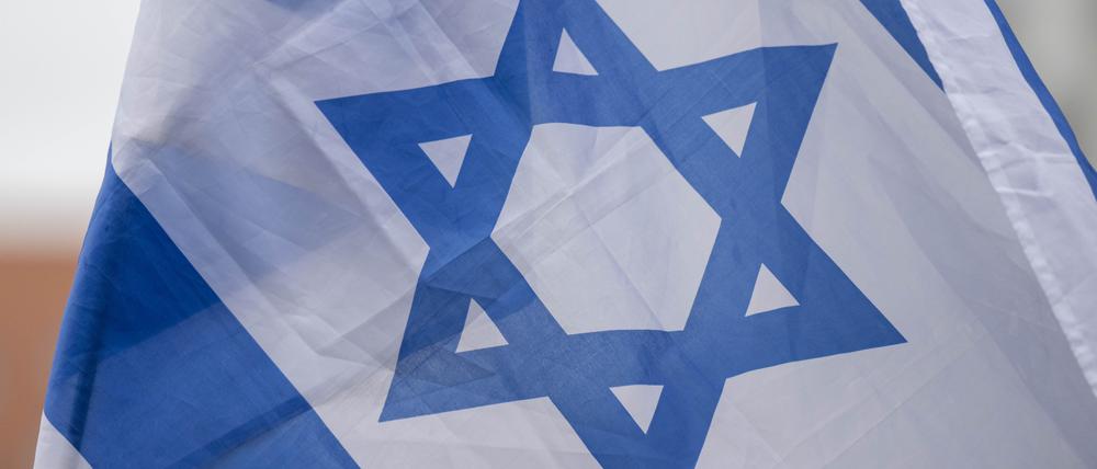 Eine Flagge des Staates Israel. (Symbolbild)