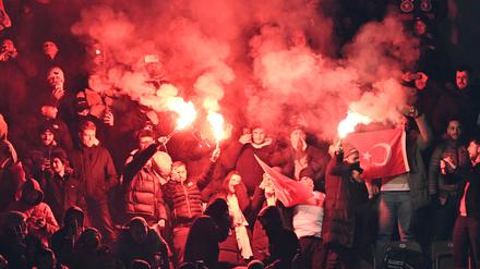 Türkische Fans zünden Pyrotechnik.