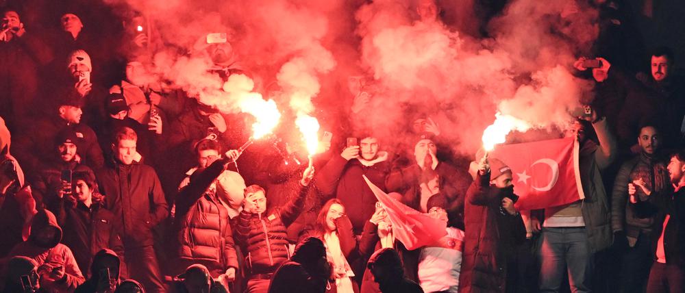 Türkische Fans zünden Pyrotechnik.