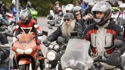 Etwa 800 Motorradfahrer nehmen an der Mahn- und Gedenkfahrt teil. 