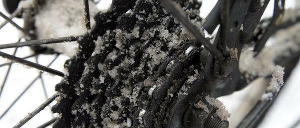 Gift für die Kette: Schnee und Streusalz lassen den Fahrradantrieb extrem schnell rosten - es sei denn, der Radbesitzer hat vorgebeugt.