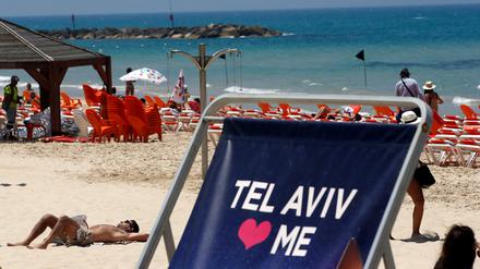Tel Avis Strand hat kostenloses WLAN. Hätten wir beides gern.